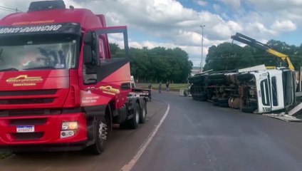 Destombamento de caminhão é realizado na BR-163 em Marechal Cândido Rondon