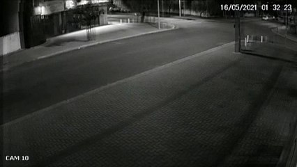 Após batida, motorista arrasta pilar de concreto e deixa o local do acidente