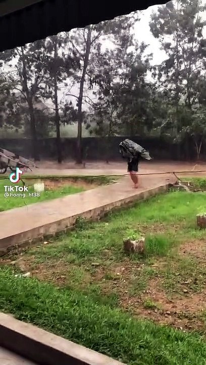 Các chiến sĩ đào hầm, nhường chỗ cách ly cho người dân.