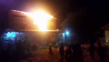 ไฟไหม้บ้านหรู 2 ชั้น ครึ่งไม้ครึ่งปูนกลางดึก