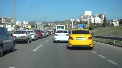 KIRIKKALE - "Kilit kavşak" Kırıkkale'de "tam kapanma" döneminin sona ermesiyle trafik yoğunluğu başladı