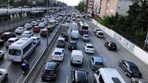 AVCILAR'DA METROBÜS DURAKLARINDA YOĞUNLUK