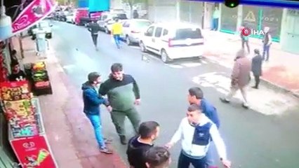 Beyoğlu'nda silahlı kavga kamerada: Kafa atan şahsa kurşun yağdırdı
