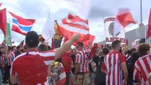 Dos mil aficionados del Atlético de Madrid acompañan a su equipo en los exteriores del Metropolitano