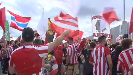 Dos mil aficionados del Atlético de Madrid acompañan a su equipo en los exteriores del Metropolitano