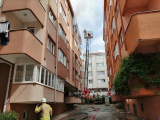 ÇEKMEKÖY'DE EVDE ÇIKAN YANGINDA 2 KİŞİ DUMANDAN ETKİLENDİ