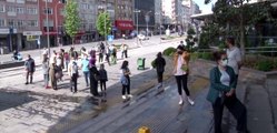 Ümraniye'de tam kapanma sonrası AVM'ler önünde normal günleri aratmayan yoğunluk