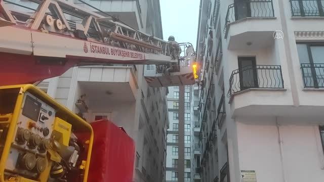 Son dakika! Topunu almak için çıktığı balkonda mahsur kalan çocuğu itfaiye kurtardı