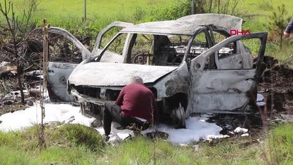 YANAN OTOMOBİLDEKİ ÇİFTİ KURTARDILAR