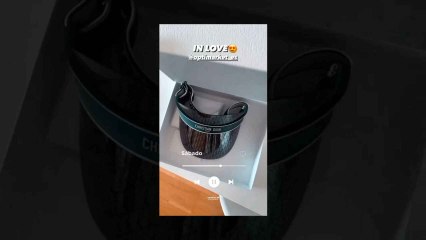 Alejandra Rubio muestra uno de los nuevos productos que vende la óptica de su padre