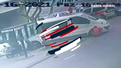 Kontrolü kaybeden motosikletli lastik değiştiren sürücüye çarptı