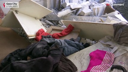 Des habitants de Gaza devant leurs habitations en ruines