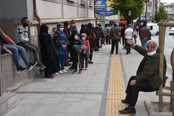 SİVAS'TA TAM KAPANMA SONRASI ARAÇ VE YAYA YOĞUNLUĞU