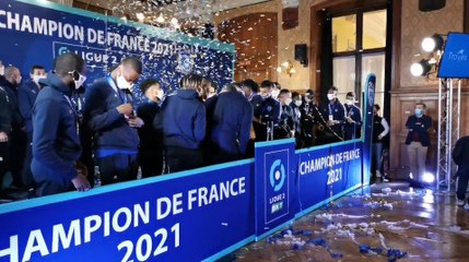 L'Estac reçoit son trophée de champion