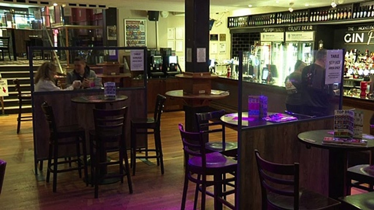 Pubs reabren en Inglaterra pese a temor por variante india del coronavirus