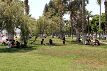 Mersinliler, tam kapanmanın ardından sahile akın etti