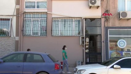 Silahını gösterip "Buna mermi doldurup, üzerinize boşaltacağım" diyen erkek arkadaşının terasından düştü