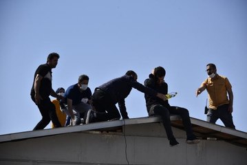 İntihar etmek için çatıya çıktı, telefonla konuşurken polis müdahale etti