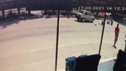 Otomobilin motosiklet sürücüsüne çarpıp savurduğu anlar kamarada