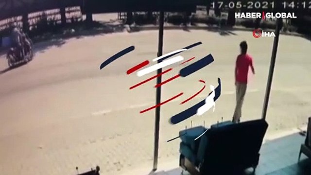 Motosikletiyle yaya geçidine geçmeye çalışan dede ve torunu böyle savruldu