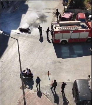 Kaza yapan motosiklet alev alev yandı