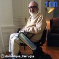 Dominique Farrugia atteint de sclérose en plaques, apparait sur son nouveau fauteuil