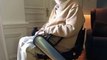 Dominique Farrugia atteint de sclérose en plaques, apparait sur son nouveau fauteuil