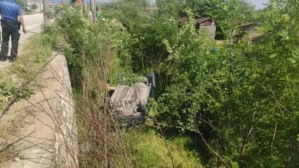 Dere yatağına devrilen otomobilin sürücüsü yaralandı