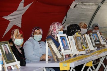 Kısıtlamalar kalktı, evlat nöbetindeki aileler HDP önündeki çadıra koştu