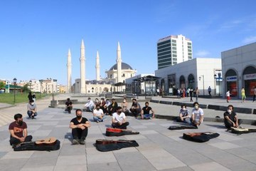 ŞANLIURFA'DA MÜZİSYENLER, SESSİZ OTURMA EYLEMİ YAPTI