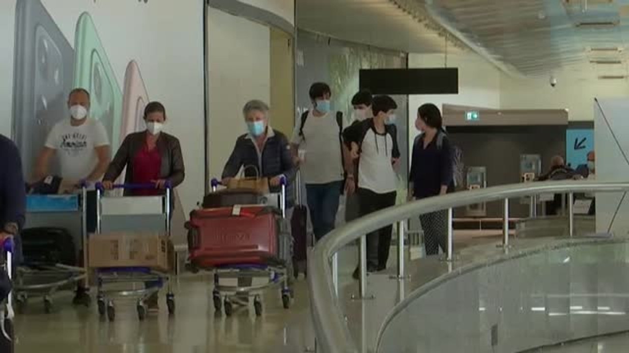 Aterrizan en Portugal los primeros turistas británicos con muchas ganas de de sol y playas