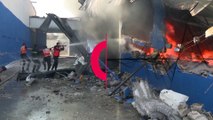 شاهد: رجال إطفاء فلسطينيون يحاولون إخماد حريق هائل في مصنع للإسفنج شرقي جباليا