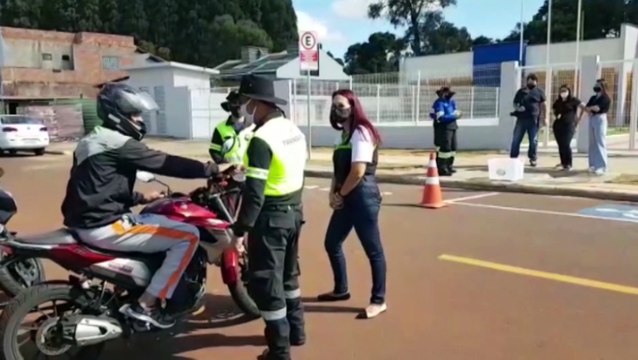 Ação educativa é realizada em frente à Cmei visando utilização de cadeirinha e segurança no transporte de crianças