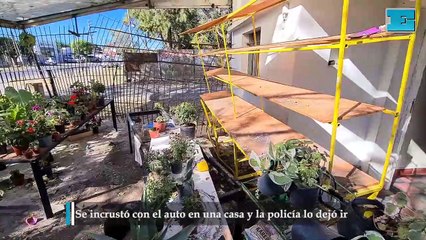 Se incrustó con el auto en una casa y la policía lo dejó ir