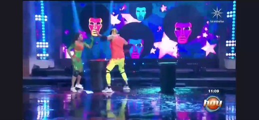 Escándalo en México: Una estrella de la lucha libre le da una nalgada a su compañera de baile y la regañan a ella