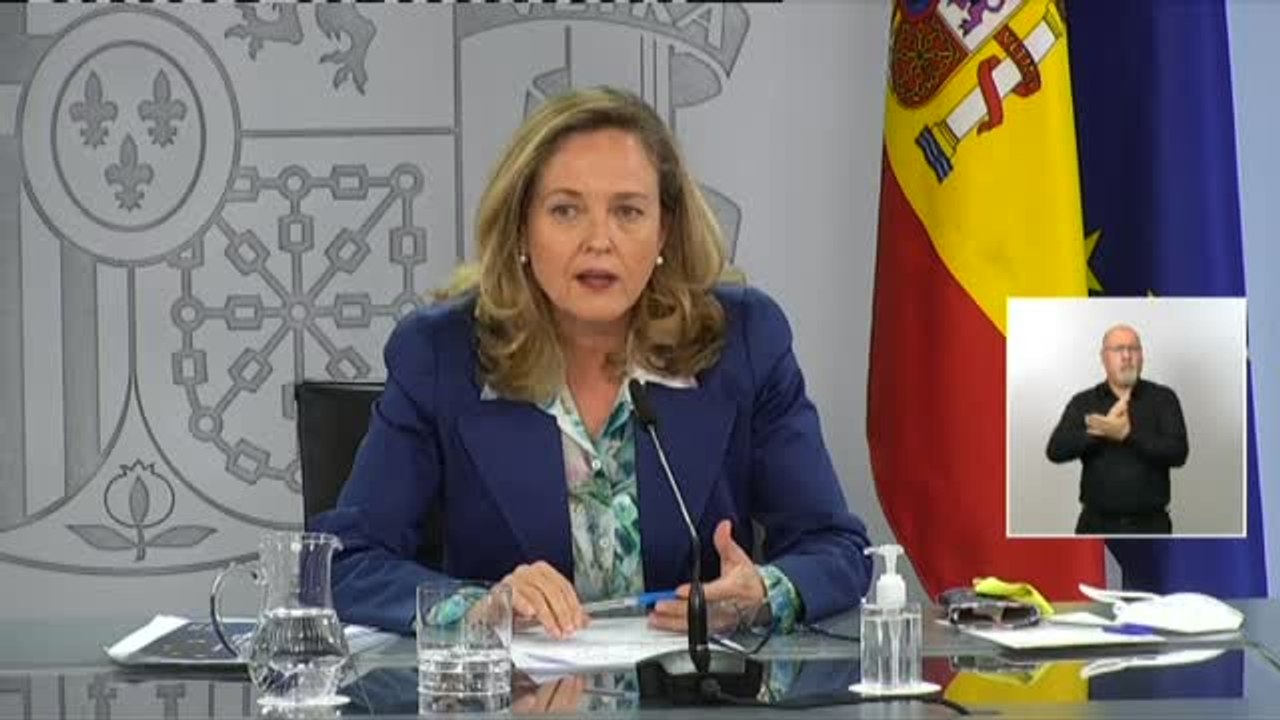 Calviño acusa a Casado de "actitudes miopes" y de pensar "en sus intereses individuales o de corto plazo"