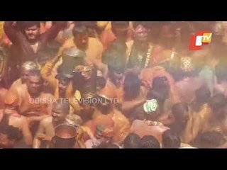 Devotees Celebrate 'Kapda Fad' Holi In Mathura