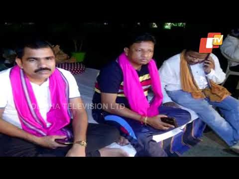 Odisha: BJP MLA Mohan Majhi Stages Dharna Outside Assembly
