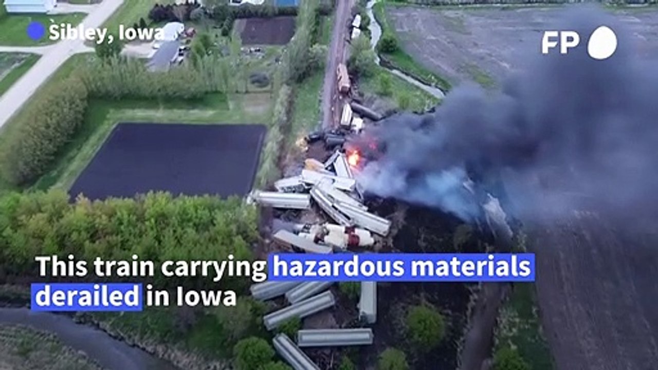 Train in Iowa hauling hazardous materials derails, catches fire Vidéo