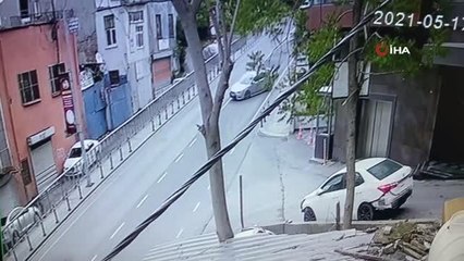 Emanet otomobille seyir halindeyken alt yola uçtu...O anlar kamerada