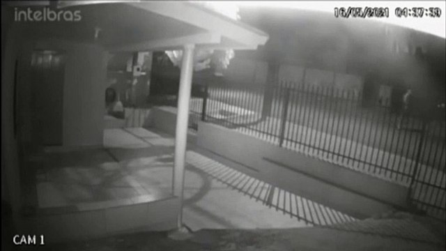 Gol com placas ADX-8721 é furtado no Bairro Floresta; câmeras flagraram a ação do ladrão