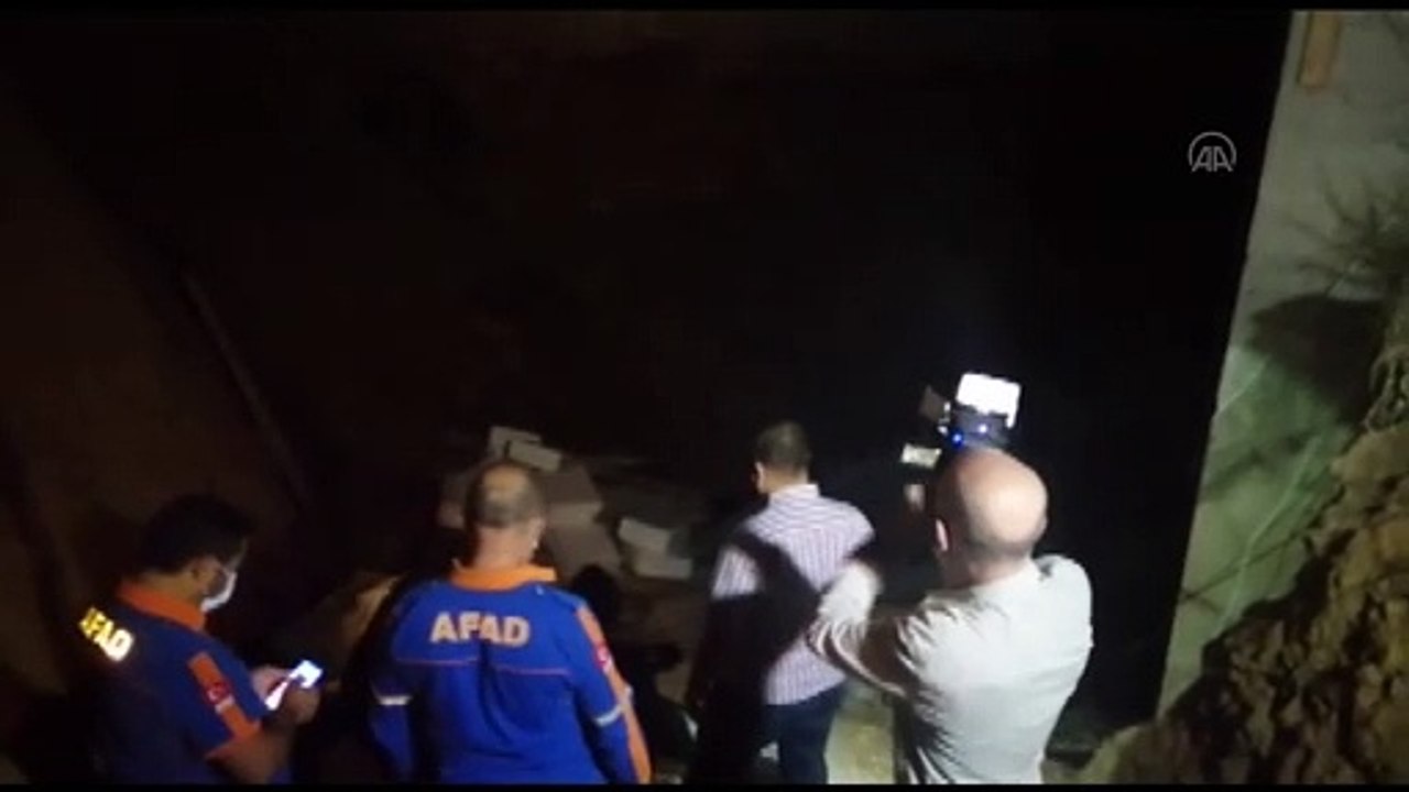 KOCAELİ - Bir inşaatın temelinde toprak kayması yaşanması nedeniyle yanındaki bina tahliye edildi