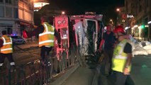Sürücüsünün direksiyon hakimiyetini kaybettiği kamyon tramvay yoluna devrildi