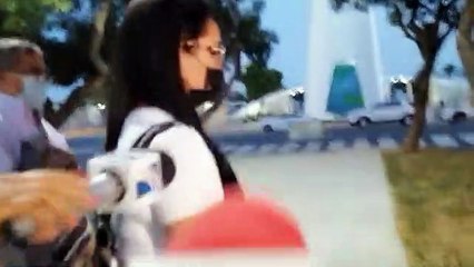 Momento donde presentadora de la Lotería  se niega a responder pregunta a medios