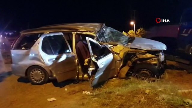 Otomobil, boş yolda önünde seyreden traktöre arkadan çarptı: 3 Yaralı