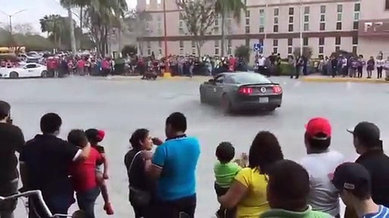 İzleyicilerin arasına dalan Mustang!