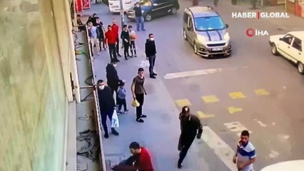 Sokak ortasında iki grup birbirine girdi