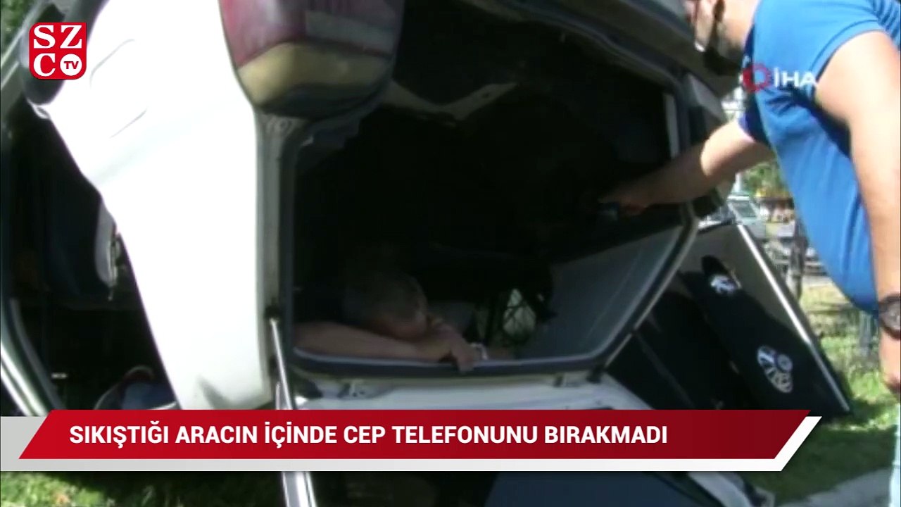 Sıkıştığı ters dönen aracın içinde cep telefonunu elinden bırakmadı