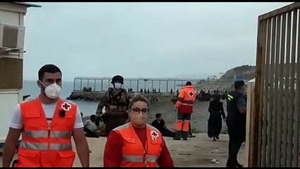 El Ejército se despliega en la playa de Ceuta para controlar la llegada masiva de inmigrantes