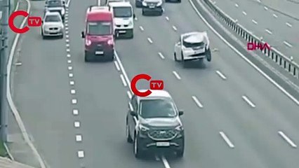Ukrayna’da kopan troleybüs elektrik tellerine takılan araba takla attı